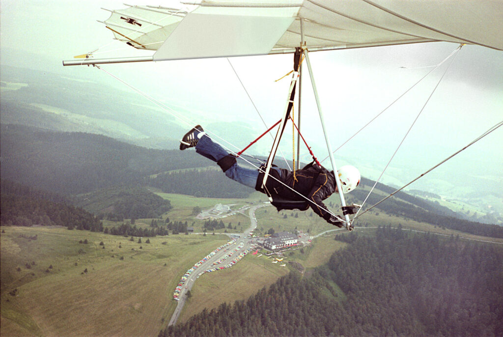 Manfred Kranz fliegt über das Kandelplateau - das Foto entstand in den 80er-Jahren mit Selbstauslöser. Foto: © Manfred Kranz